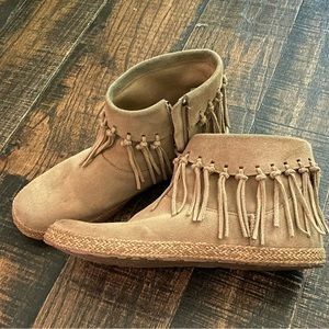 Ugg moccasin boots sz 8